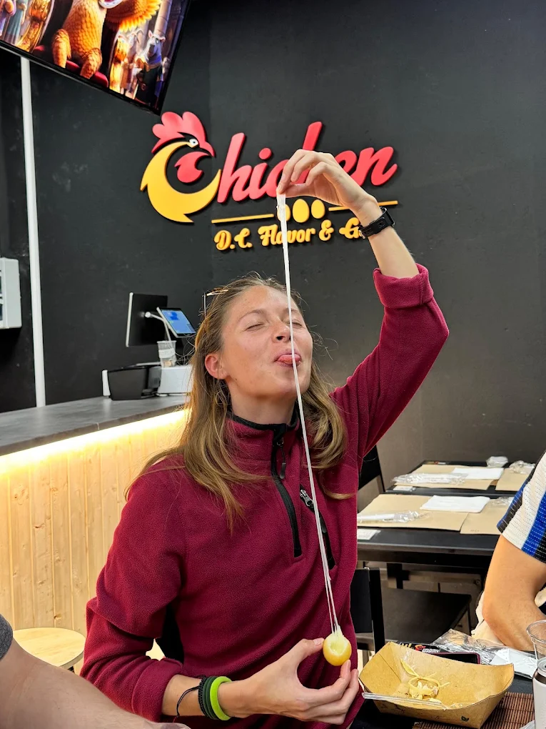 Cliente disfrutando de los tequeños en Chicken D.C
