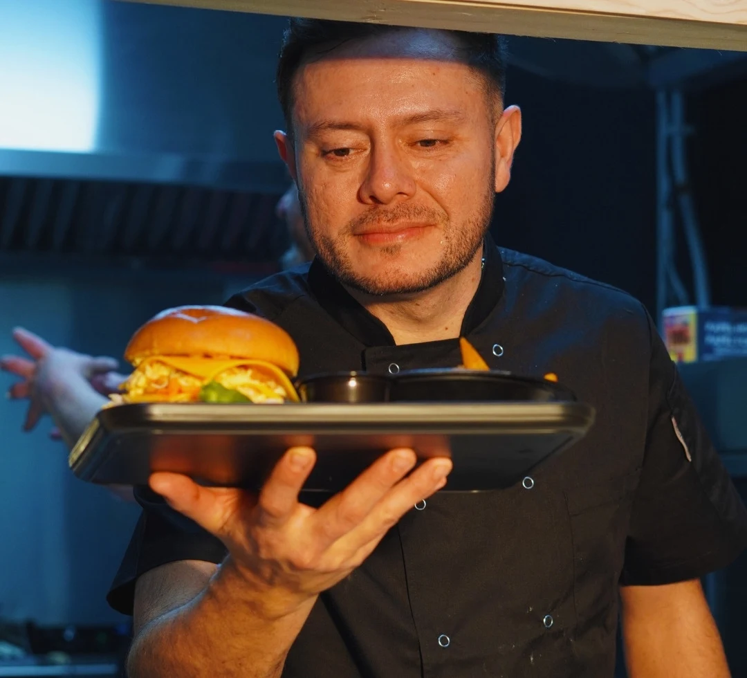 Nuestro cocinero preparando cada plato con cuidado