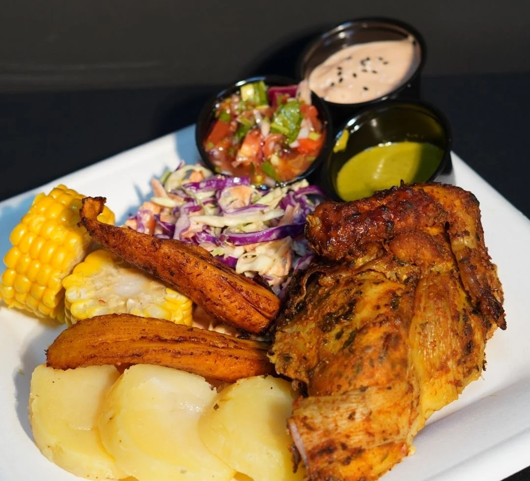 Pollo a la brasa con guarnición latina — plátano, maíz, salsas caseras