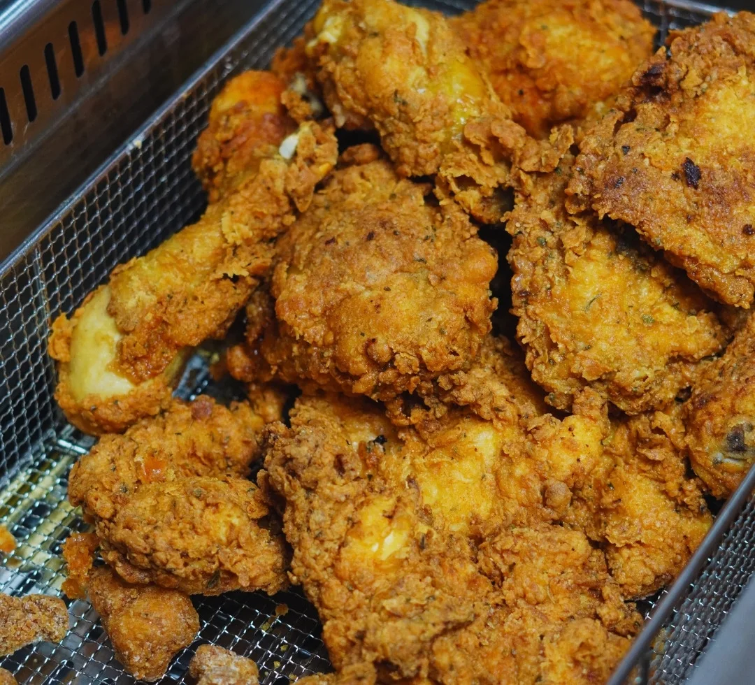 Pollo broster crujiente recién frito