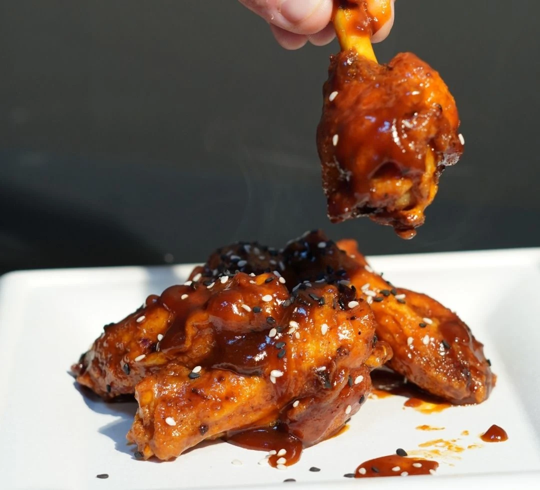 Alitas de pollo glaseadas con salsa y sésamo
