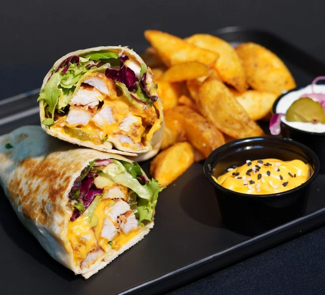 Wrap de pollo con patatas y salsas